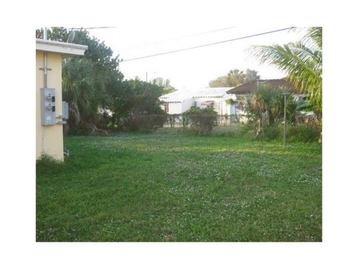 718 SW 3rd Pl, Dania, FL 33004