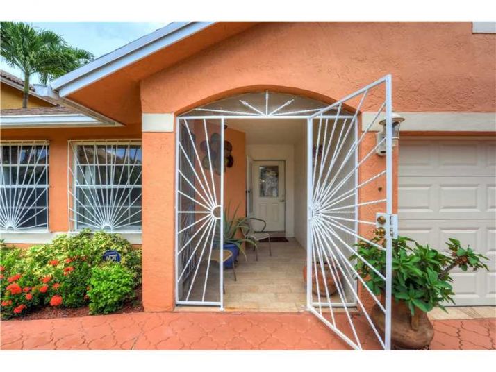 18650 NW 78th Ave, Hialeah, FL 33015