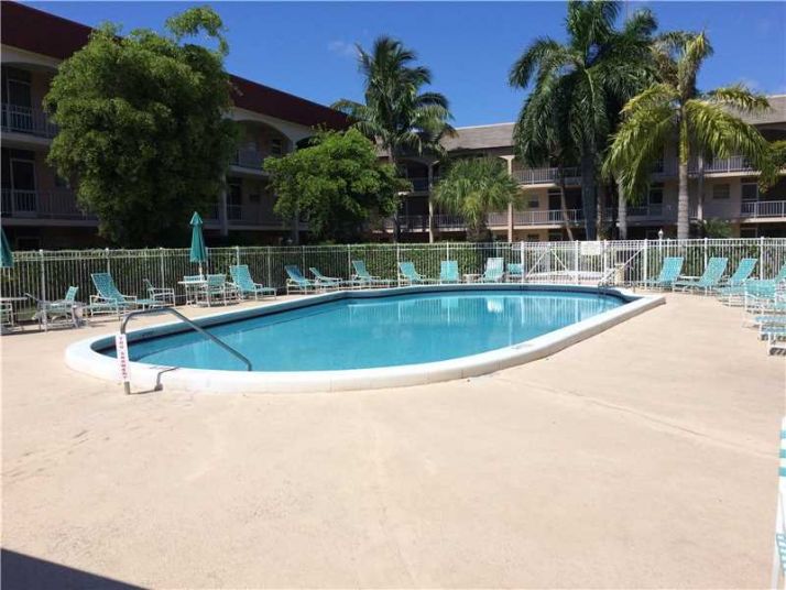 581 BLUE HERON DR # 304B, Hallandale, FL 33009