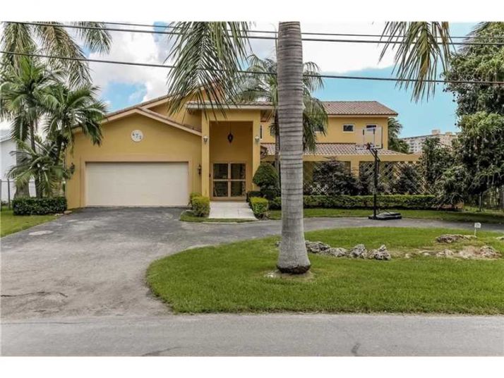 472 Sunset Dr, Hallandale, FL 33009