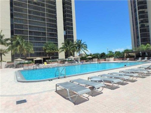 20335 W Country Club Dr # 207, Miami, FL 33180