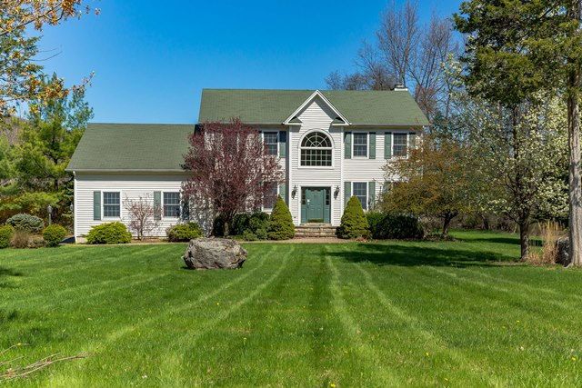 84 Coppergate Ln, Warwick, NY 10990