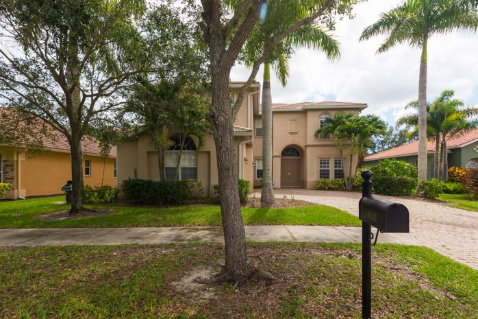 14620 Beaufort Cir, Naples, FL 34119