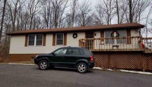 27 Cedar Ln, Gouldsboro, PA 18424