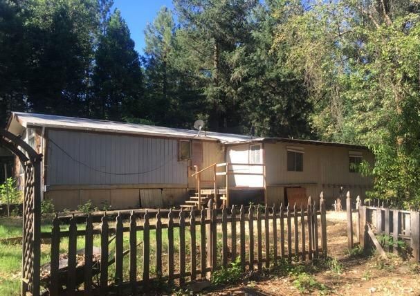 21537 Riverview Dr, Lakehead, CA 96051