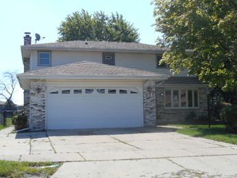 951 Dearborn Cir, Carol Stream, IL 60188