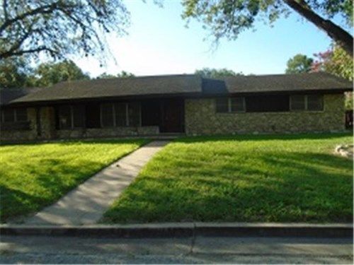 827 Saint Matthew St, Gonzales, TX 78629