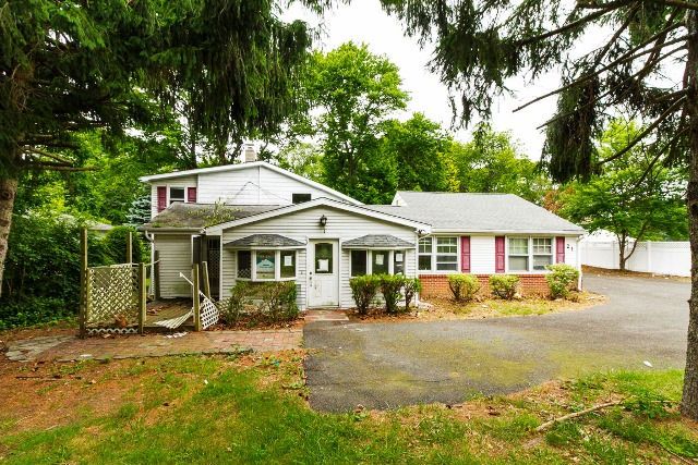 21 Wickatunk Rd, Englishtown, NJ 07726