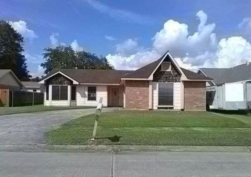 2720 Pin Oak Dr, Marrero, LA 70072