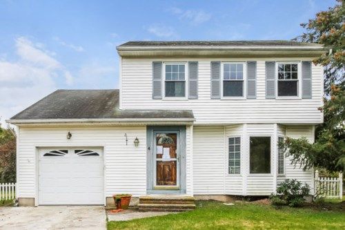 4 Decaire Ln, Franklin Park, NJ 08823