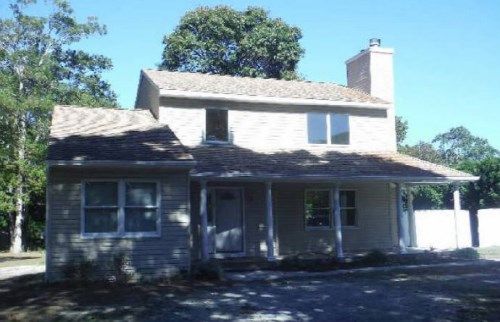 98 W Tiana Rd, Hampton Bays, NY 11946