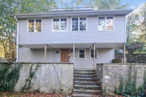 90 Engleside Ter, Sandy Hook, CT 06482