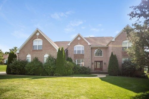 105 Jules Dr, Swedesboro, NJ 08085