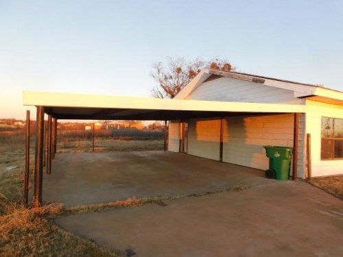 818 E Railroad Ave, Electra, TX 76360