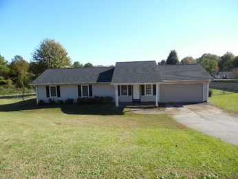 148 Stoneledge Dr, Woodruff, SC 29388