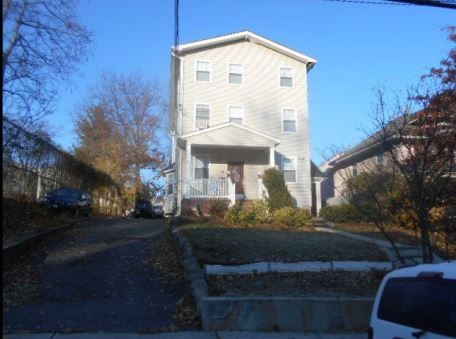 32 Berkeley Pl, Bloomfield, NJ 07003