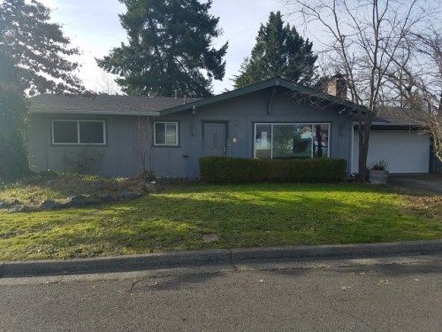 922 SW Spruce St, Grants Pass, OR 97526