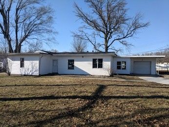 200 W Country Ln, Collinsville, IL 62234