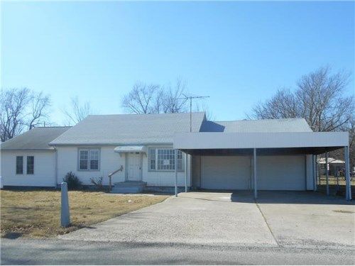 848 S Maple St, Nowata, OK 74048