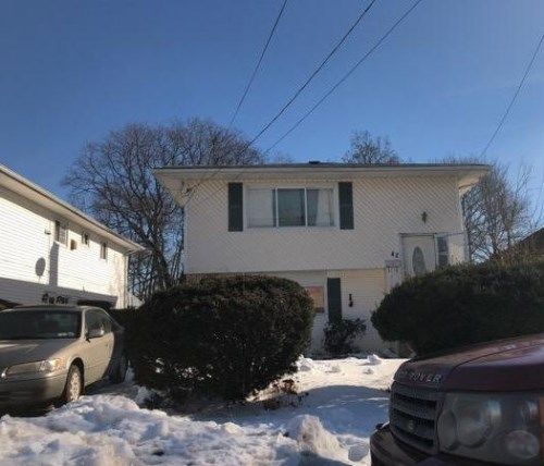 42 4th Ave, Westbury, NY 11590