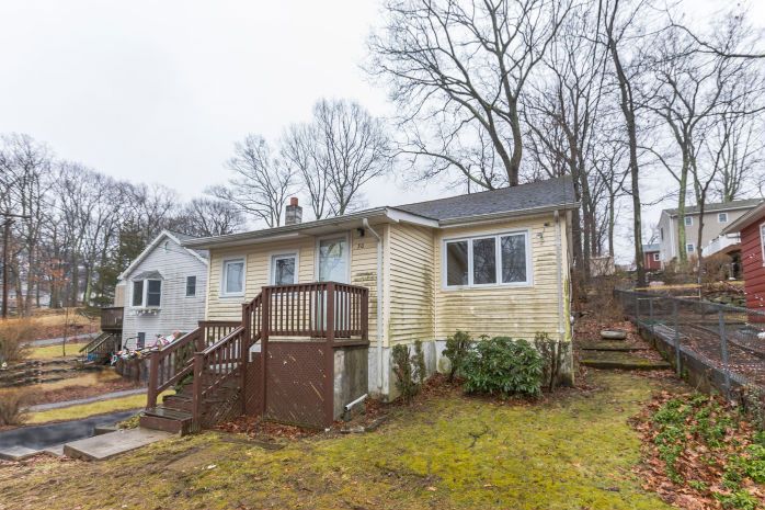 30 Geneva Trl, Hopatcong, NJ 07843