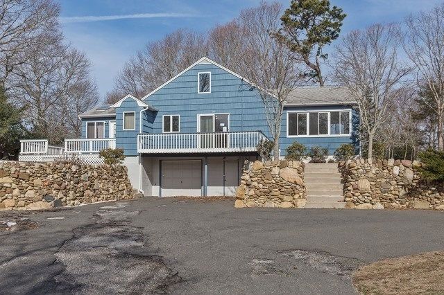 26 W Tiana Rd, Hampton Bays, NY 11946