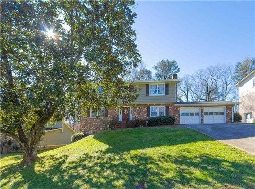 643 Rockborough Dr, Stone Mountain, GA 30083