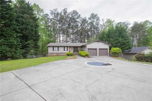 6100 Shadburn Ferry Rd, Buford, GA 30518