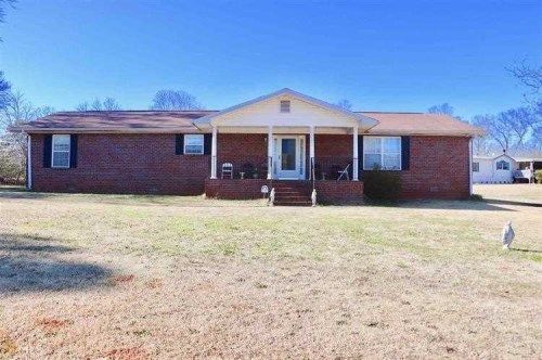 593 8Th St, Statham, GA 30666