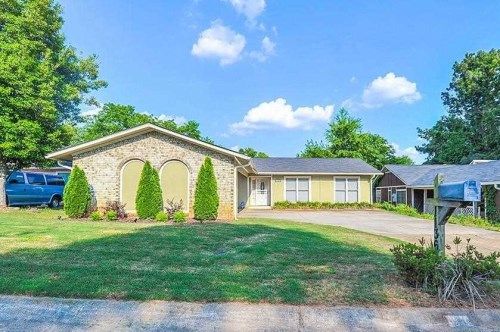 1136 Mannbrook Dr, Stone Mountain, GA 30083