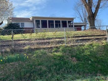 902 S 8th St, La Follette, TN 37766