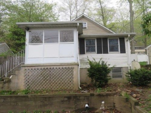 69 N Lyons Road, Oak Ridge, NJ 07438