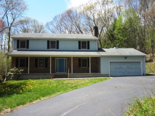 17 Laurier Ln, Jewett City, CT 06351