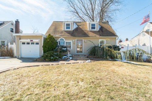 126 W 21st St, Deer Park, NY 11729