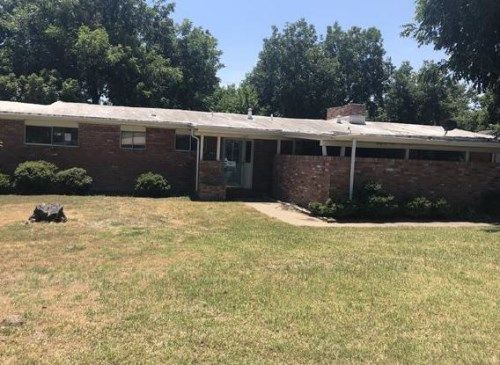 1107 W Bloodworth St, Olney, TX 76374