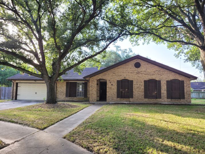 308 Sherwood Dr, Victoria, TX 77901