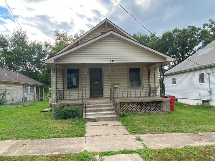 117 S 23rd St, Lexington, MO 64067