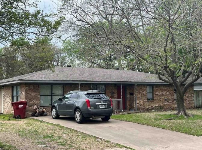 707 CEDAR ST, Bonham, TX 75418