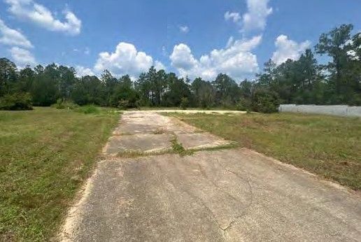 327 Ten Lake Dr, Defuniak Springs, FL 32433