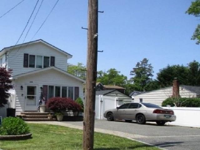 219 HYMAN AVE, West Islip, NY 11795