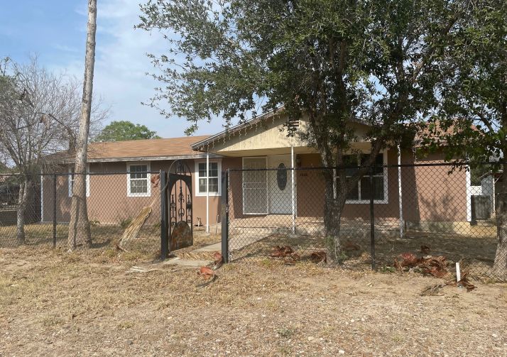 1906 Carla St, Zapata, TX 78076